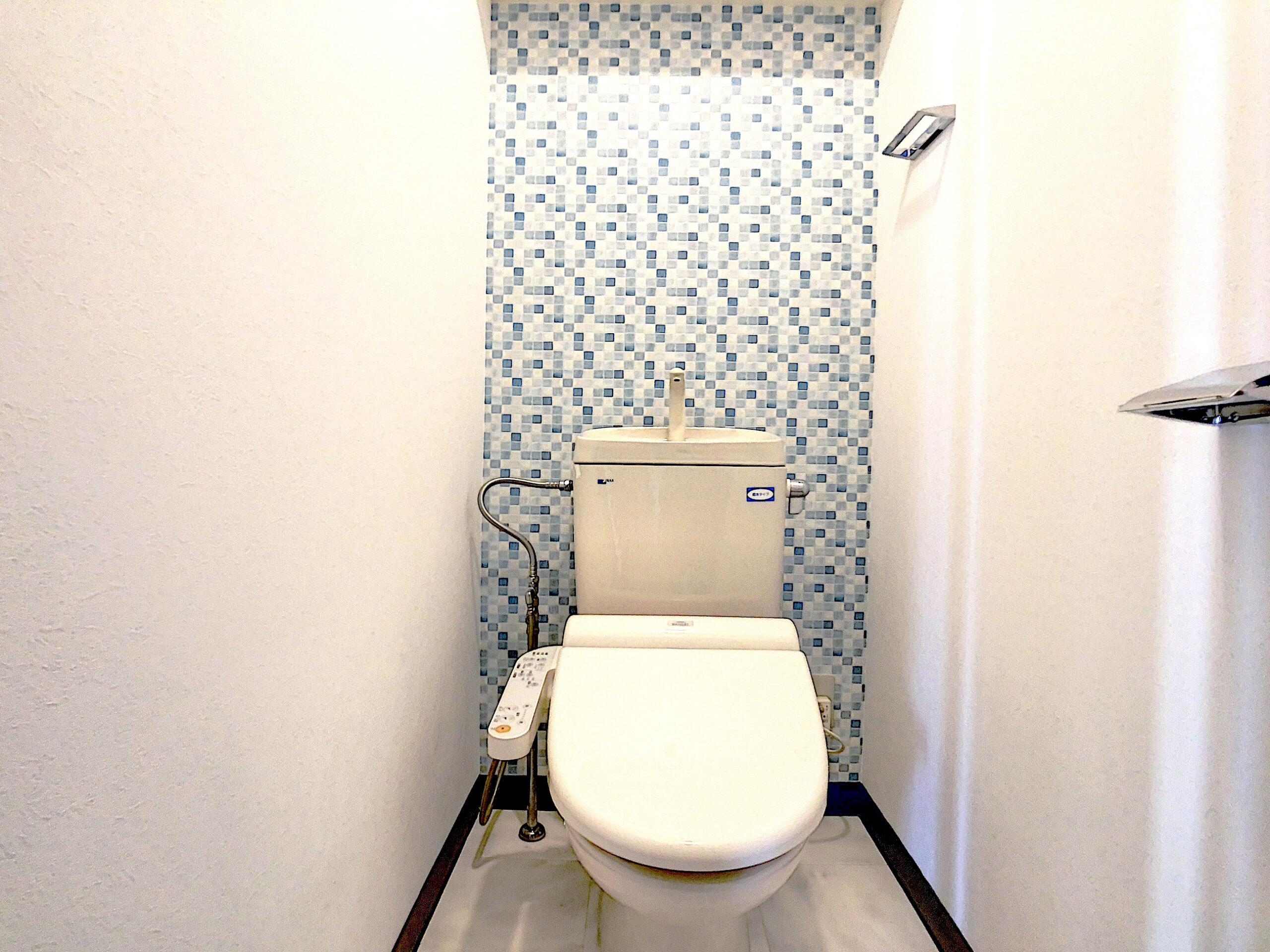 ブルー系のタイル柄が爽やかなトイレ