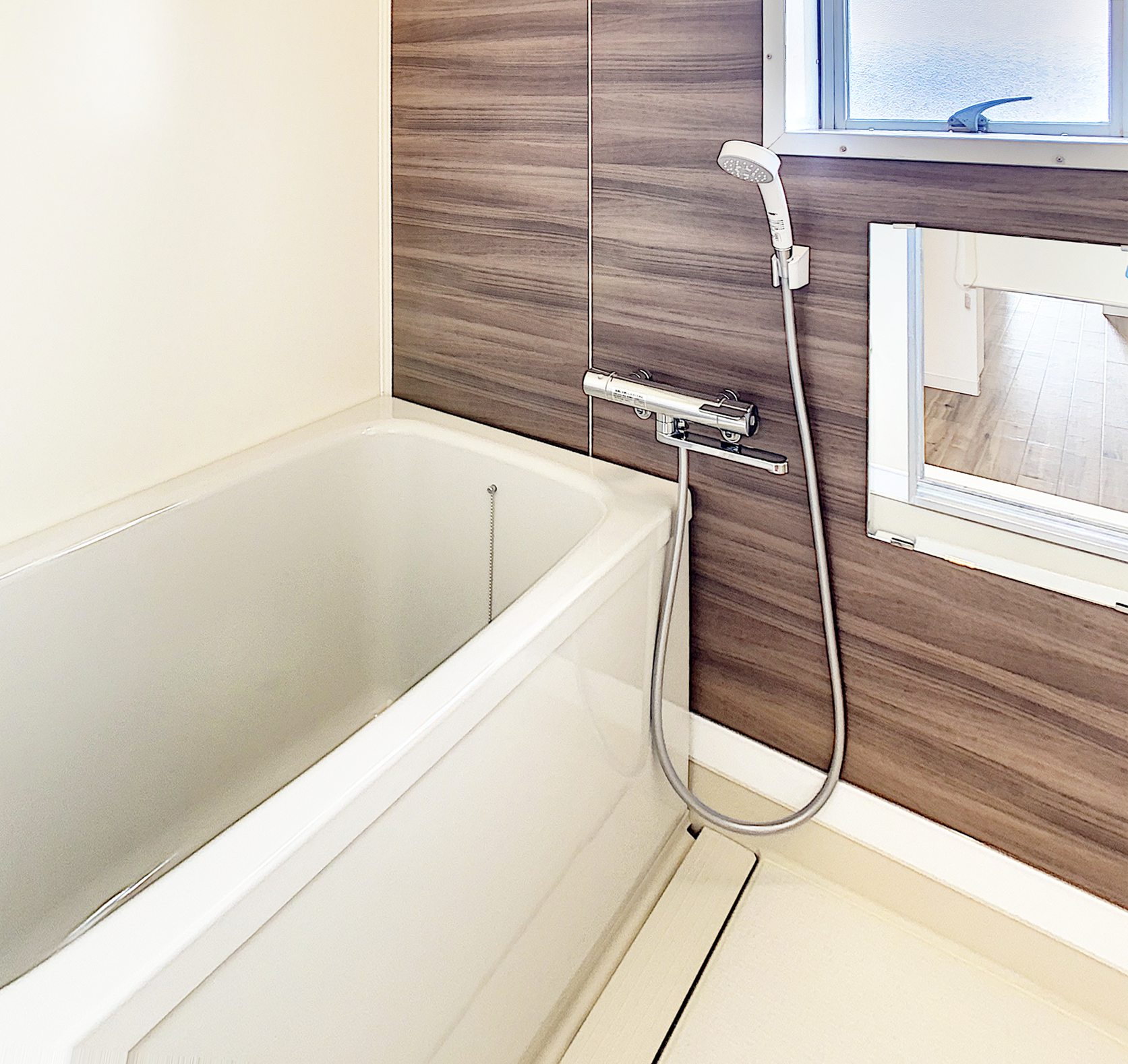 浴槽は新品に交換、壁や床も貼り換えて鏡を取り付ければ新品同様です！