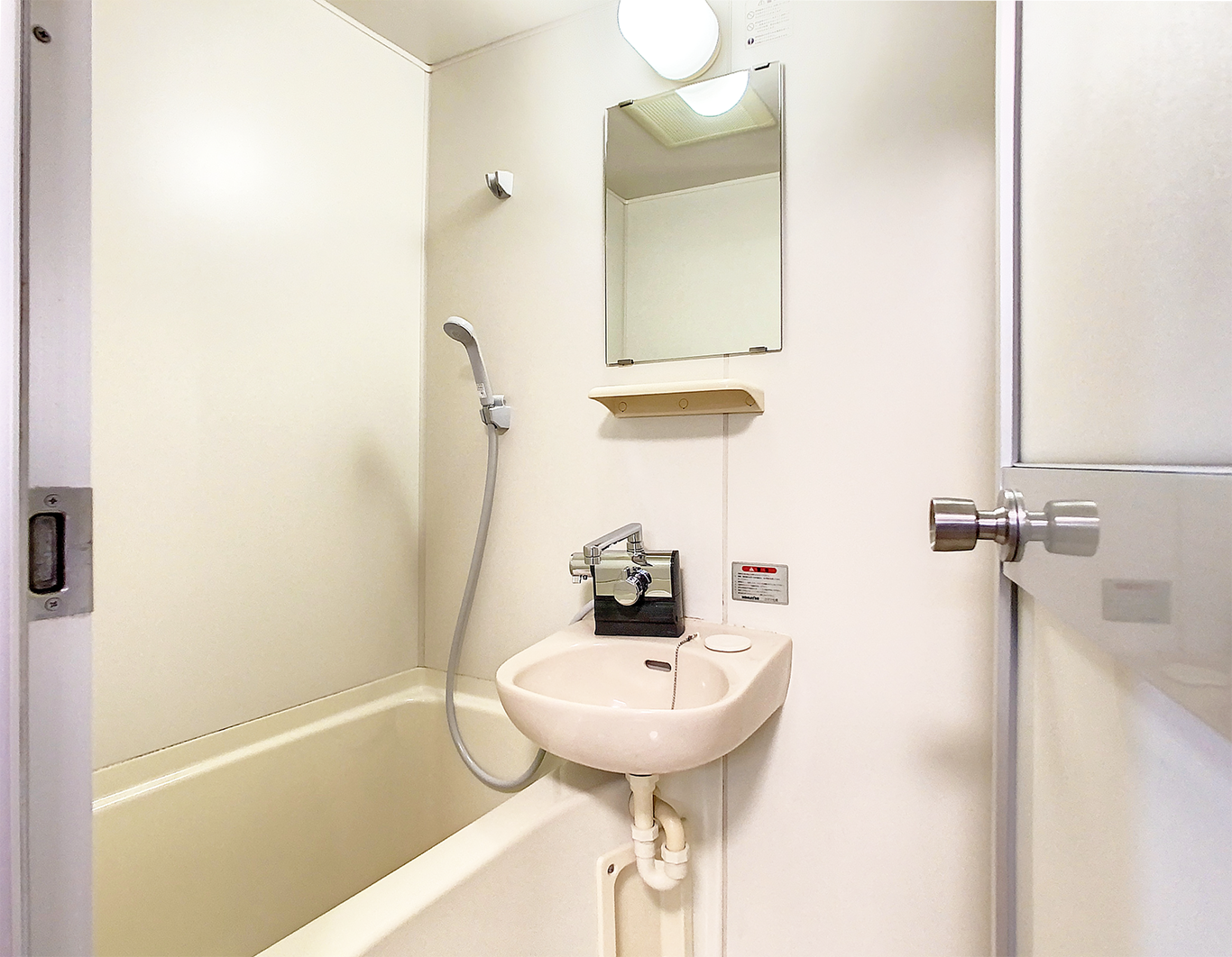 2点ユニットの浴室はサーモスタット付きの水栓で使いやすい♪