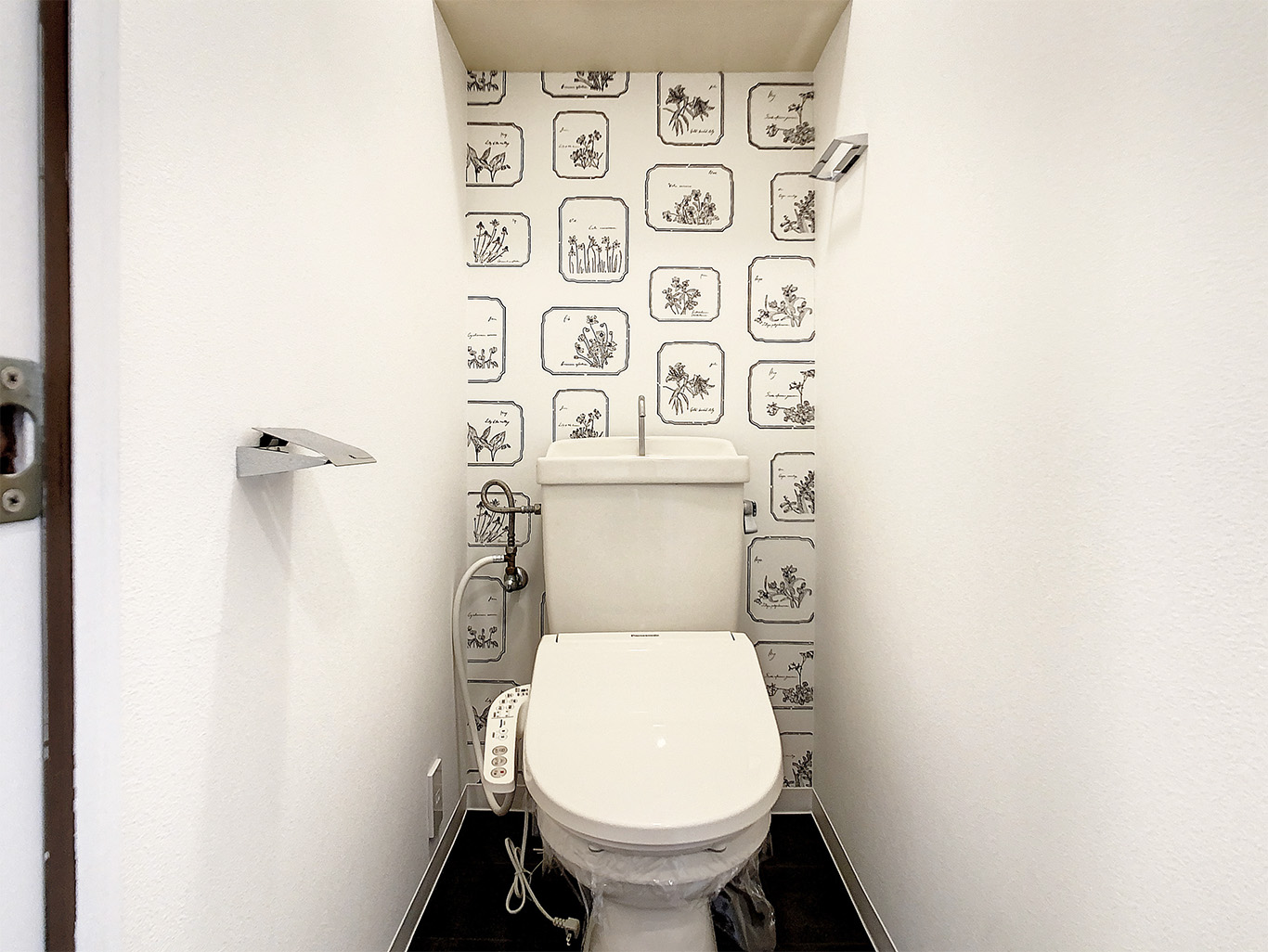ボタニカルアートが描かれたトイレがとても可愛いです！