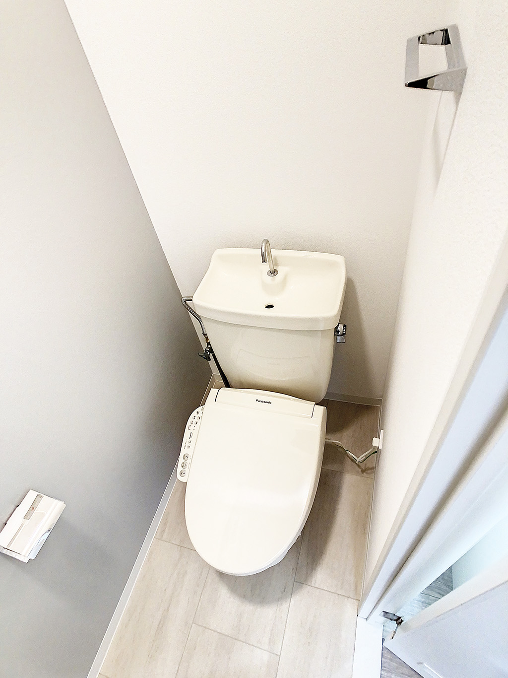 白基調のトイレは清潔感があり、落ち着いた雰囲気。