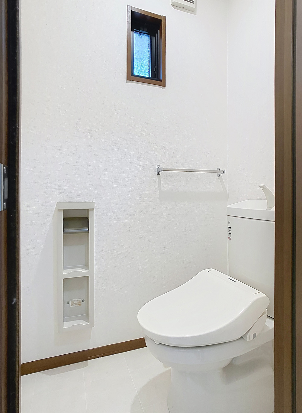トイレにもちょっとした収納がついています。